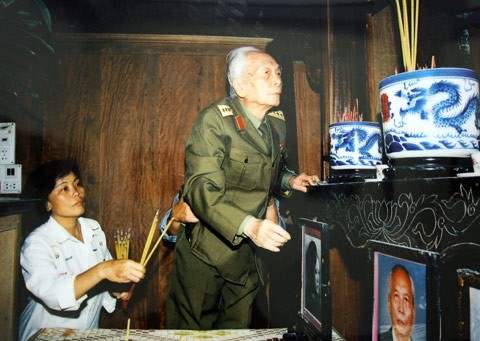 Tướng Giáp trong một lần về thăm nhà tại làng An Xá. Ảnh Trần Hồng.
